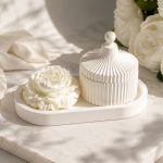 Set Ceramic Decorativ SERENE Premium cu Lumânare trandafir, Tavă și Recipient cu Capac – Mărturie de Nuntă Luxury | ELARA, ALb